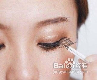 how-to-paste-false-eyelash-fast-third